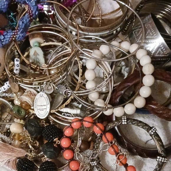 87 LOT BRACELETS NEVER LISTED Some ALEX & ANI BEADED CUFFS BANGLES Stretchy - Picture 1 of 8